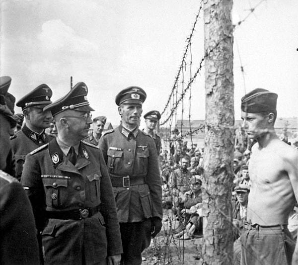 48. Horace Greasely, 1940'larda bir Alman savaş esiri kampında Heinrich Himmler ile yüzleşirken.