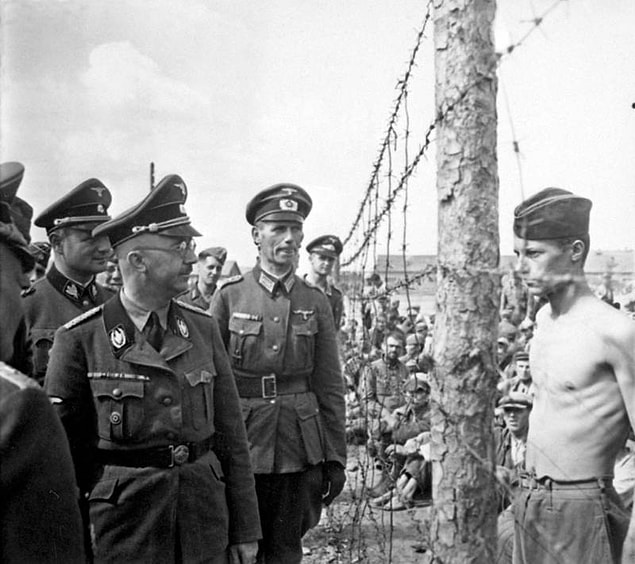 48. Horace Greasely, 1940'larda bir Alman savaş esiri kampında Heinrich Himmler ile yüzleşirken.