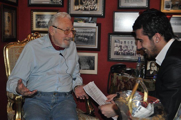 2011 yılında Beşiktaş Kulübü Onursal Başkanı Süleyman Seba ile yaptığı röportajdan dolayı Marmara Üniversitesi tarafından ‘ Yılın Röportajı’ ödülünü aldı.