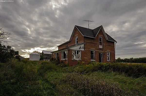 15. Ontario'da terk edilmiş eski bir çiftlik evi.