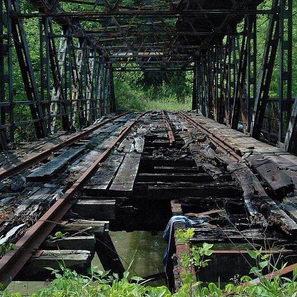 20. Pittsburgh'da terk edilmiş demiryolu köprüsü.