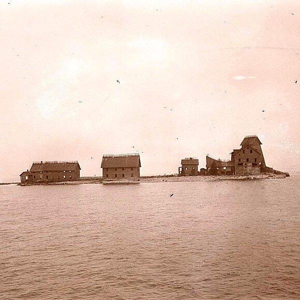 30. 1911 dolaylarında Silver Islet, Superior Gölü, Ontario, Kanada'da terk edilmiş bir maden kasabası.