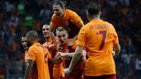 UEFA Avrupa Ligi'ndeki temsilcilerimizden Galatasaray, Lazio'yu yenerek Avrupa Ligi'ne iyi bir başlangıç yaptı.