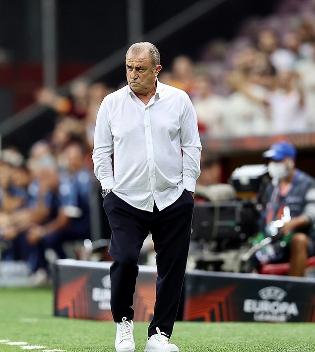 Galatasaray'ın sahaya koyduğu iyi futbolun mimarı Terim, maç sonundaki basın toplantısında da kendisine hayran bıraktıran bir harekete imza attı.