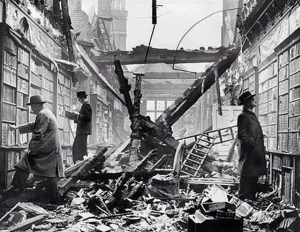 51. II. Dünya Savaşı esnasında bombalanmış bir kütüphaneye göz atan insanlar.