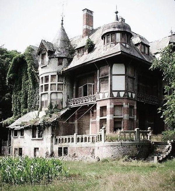 60. Belçika'da 1908 yılında inşa edilen perili gibi görülen bir ev.