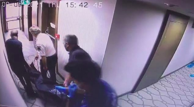 Devamında ise görevliler, genç kızın ceset torbasına konulan cansız bedenini otel odasından çıkarıyor.