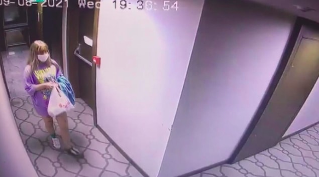 Görüntülerde Sedanur ile Serdar Yazıcı'nın koridorda bir süre dolaşmaları yer alıyor,