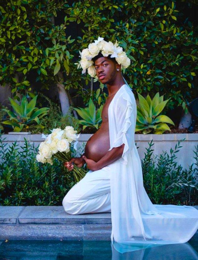 Son şarkısı 'MONTERO' için hamile pozları vermişti Lil Nas X, bu fotoğraflarla uzun bir süre gündem olmuştu.