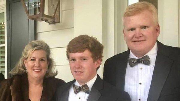 Alex Murdaugh, karısı ve büyük oğlu vurularak öldürülen bir babaydı. Ailenin başına gelen bir dizi trajediden sonra skandal bir suça imza attı.