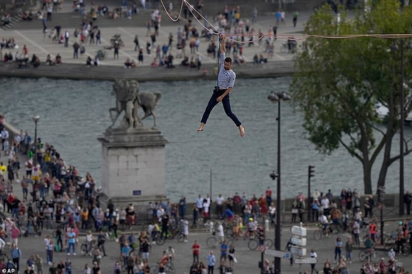Были моменты, когда Натан заставлял понервничать зрителей внизу, поскольку иногда он свисал с нижней части веревки, держась только одной рукой, но при ближайшем рассмотрении было видно, что он был прикреплен страховочной веревкой.