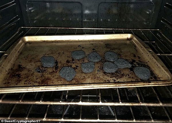 4. Это не куски угля, а печенье, случайно оставленное в духовке на 10 часов. Снимок сделан в неизвестном месте