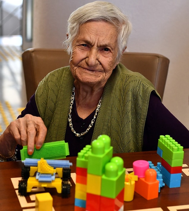 Hastalığın yıkıcı etkilerine ve erken teşhisin önemine vurgu yapmak için 21 Eylül, Dünya Alzheimer Günü olarak belirlendi. Çünkü,