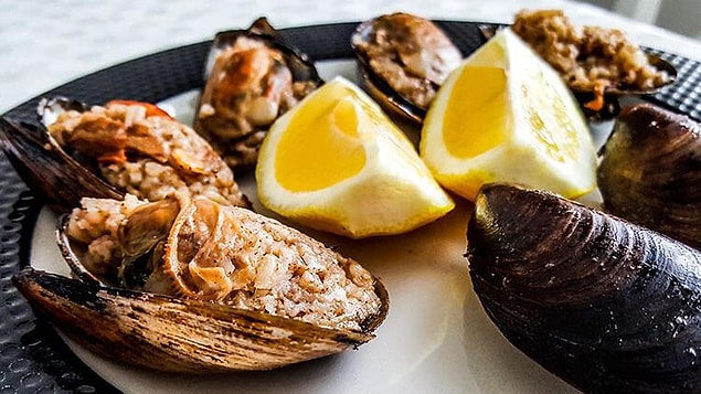13. Yedikçe yedirten, tadından tepsiler devirten midye dolma.
