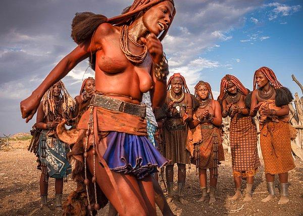 Yunanlılar bol kıyafetlerin yanı sıra vücutlarına zeytinyağı sürerken, Himba kabilesi bu konudaki önlemlerini günümüzde bile sürdürüyor.