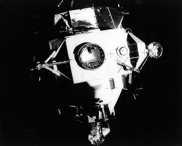 Daha da kötüsü, patlama yakındaki gaz oksijen deposunun yırtılmasına neden olarak uzay gemisinin yan tarafında büyük bir yarık yarattı ve astronotları çok tehlikeli bir konumda bıraktı.
