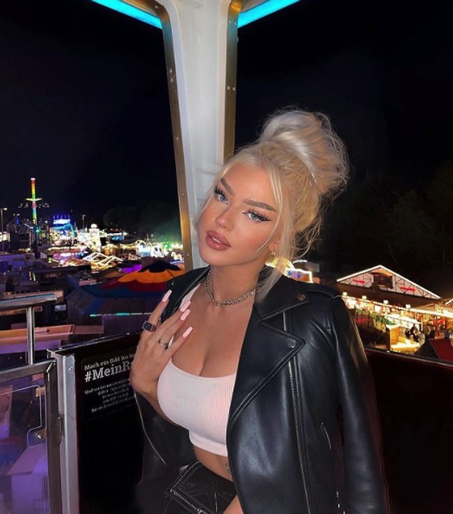 Elaine ile görüşebileceğini bilse tüm servetini Aldi'de harcayacak olandan, kendisini dünyanın en güzel süpermarket çalışanı ilan edene iltifat üzerine iltifat alıyor.