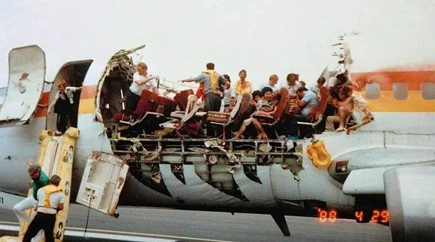 28 апреля 1988 г .: Крыша самолета Aloha Airlines разорвана в воздухе на высоте 24000 футов