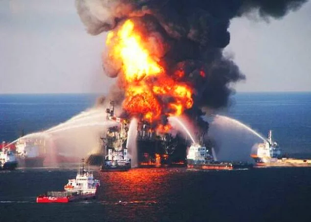 20 апреля 2010 г .: Глубоководный горизонт нефтяной платформы подвергся катастрофическому выбросу