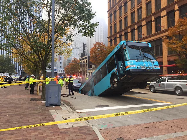 В Питтсбурге. Воронка ест автобус. Никто серьезно не пострадал