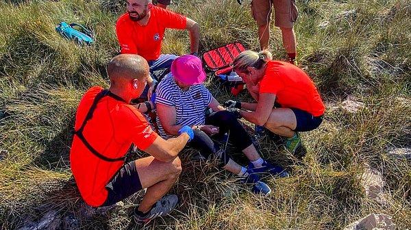 14 kişilik ekip, 3 kilometresini yürüyerek gitmek zorunda kaldıkları oldukça sivri kayalıkları aşarak yaralı ve aşırı susuz kalmış kadının yanına vardı.
