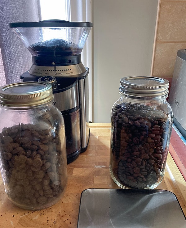 7. Моя жена любит держать собачью еду рядом с кофейными зернами. Угадайье, что я заварил себе в 5:30 утра