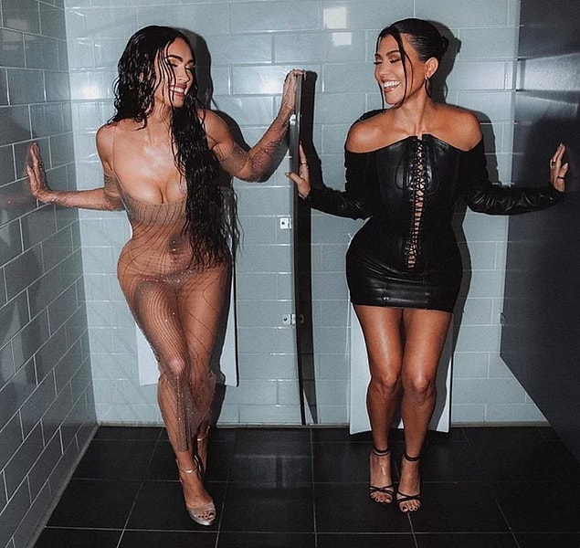 4. Dünyanın en seksi kadınlarından Megan Fox ve Kourtney Kardashian'nın üstsüz pozları beğeni yağmuruna tutuldu.