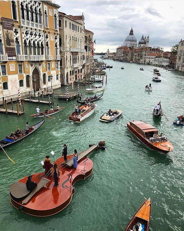 9. Venedik'teki keman şeklindeki tekneler: