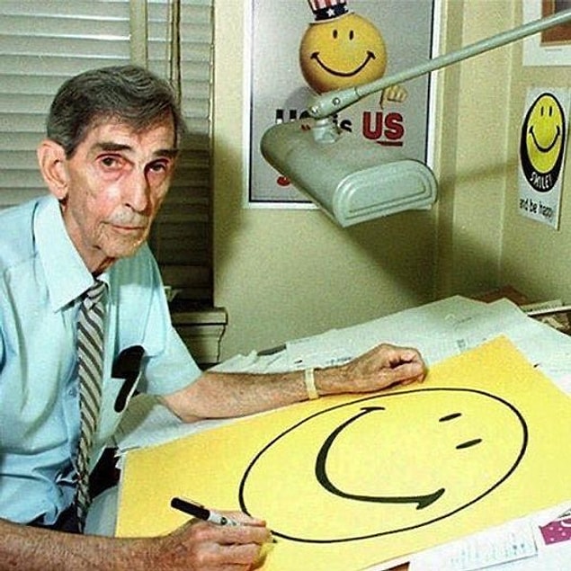 13. Hepimizin aşina olduğu gülen yüz emojisinin çizeri Harvey Ross Ball: