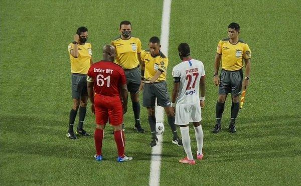 Surinam ekibi Moengotapoe’nin sahasında Honduras temsilcisi CD Olimpia’yı ağırladığı maçta ev sahibi kulübün 61 yaşındaki sahibi maça kaptan olarak çıktı.