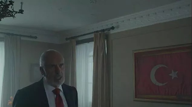 12. Yine aynı dizide Türk bayrağı ve Atatürk büstü de görmüştük.