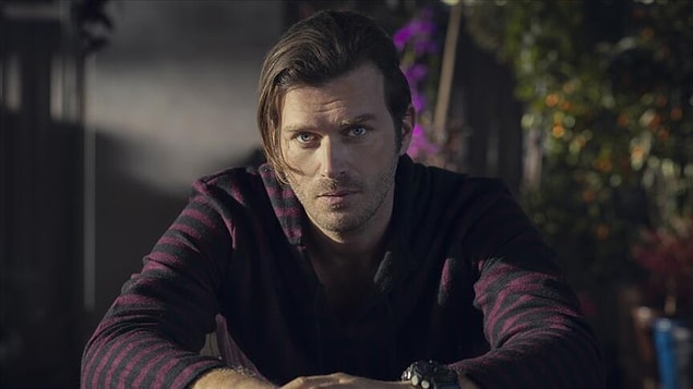 25. Into the Night dizisinde Kıvanç Tatlıtuğ'un rol alması göğsümüzü kabarttı.