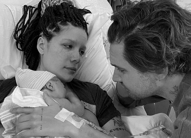 28. Halsey'in Alev Aydın'la birlikte olması ve bebekleri Ender Ridley Aydın'ın dünyaya gelmesi son ayların en tatlı konularından biri.