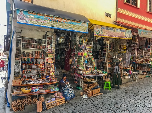 1. Bolivya'nın başkenti La Paz'da bulunan Cadı Pazarı