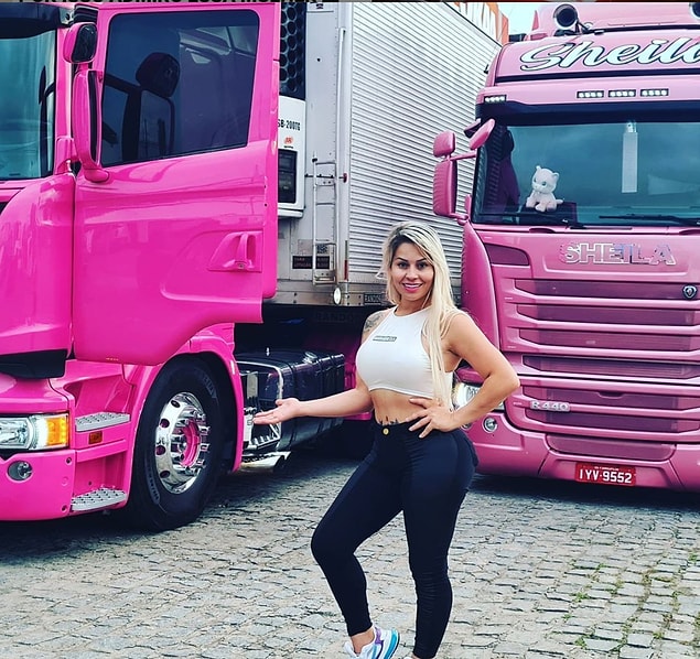 Sheila, sosyal medyada pembe tırıyla yolculuklarını paylaşmaya devam ediyor.