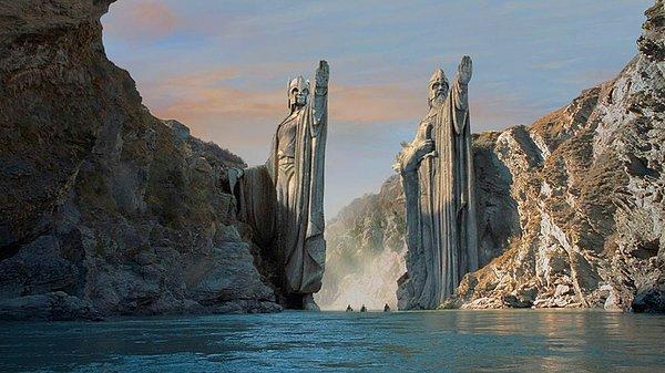 1. The Lord of the Rings – Yüzüklerin Efendisi Serisi (2001-2003) IMDb: 8.8
