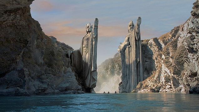 1. The Lord of the Rings – Yüzüklerin Efendisi Serisi (2001-2003) IMDb: 8.8
