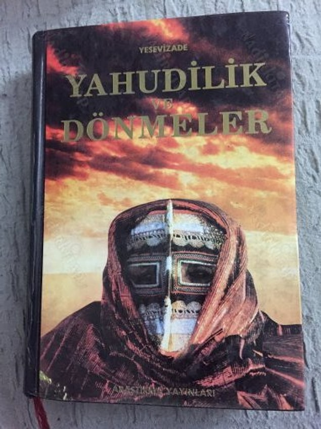 Cevat Rıfat Atilhan’ın öncülerinden olduğu Türkiye’deki antisemitizm akımı, Yesevizade ile zirve yapmıştı. Yesevizade birçok eserini ABD’deki evanjelistlerin teorilerinden esinlenerek oluşturdu. Bütün kitapların anafikri: Dünyayı Yahudiler ve masonlar yönetiyor. Daha sonra Harun Yahya mahlaslı kitaplarla Adnan Hoca benzer iddiaları yaymaya başladı. Yüzlerce sayfalık kitaplarda ‘’bize çip takacaklar’’ı andıran komplo teoriler muhafazakar zihinlere nakşedildi. Dilden dile yayıldı. ‘’Dünyayı 5 yahudi aile yönetiyor’’ gibi birçok tuhaflık karikatürleşti. Sabataylık üzerinden birçok insan fişlendi, antisemitizm körüklendi.