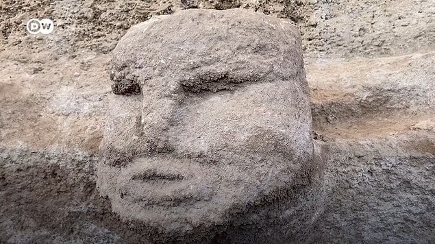 Karahantepe'de bulunan en ilginç yapılardan birisi ise ana kayaya oyulmuş bir insan başı oldu! İnsan başının bulunduğu odanın özel bir amaç için kullanıldığı düşünülüyor.