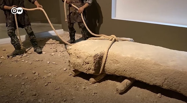 "Göbeklitepe'de betimlemeler ve sembolizm hayvan üzerine, animist bir dünya görüşü var. Ancak Karahantepe'de hayvanlar bulunsa da ağırlıklı olarak yerini insanlar aldığını görüyoruz."