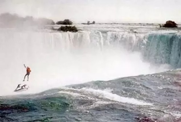 9. Evsiz insanlar için farkındalık yaratmak için Niagara Şelalesi boyunca jet-ski yapmak isteyen Robert Overacker'ın paraşütü açılmadığı için şelaleden düştüğü sırada çekilen fotoğraf: