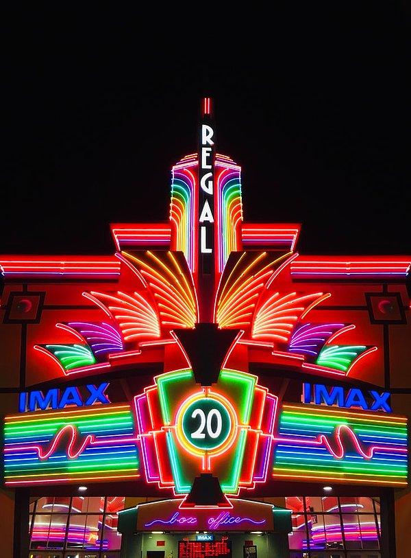 28. Kaliteli bir sinema salonunda güzel bir film izleyin.