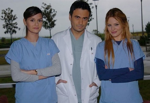Naz Elmas, 2008 yılında bir döneme damgasını vuran Doktorlar dizisine katıldı. Ama yine şeytanın bacağını kıramadı!