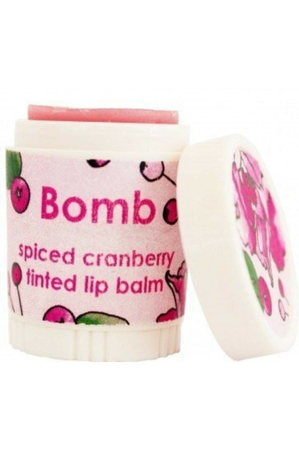 19. Bomb Cosmetics Spiced Cranberry Dudak Kremi'ni dudaklarınız çok sevecek!