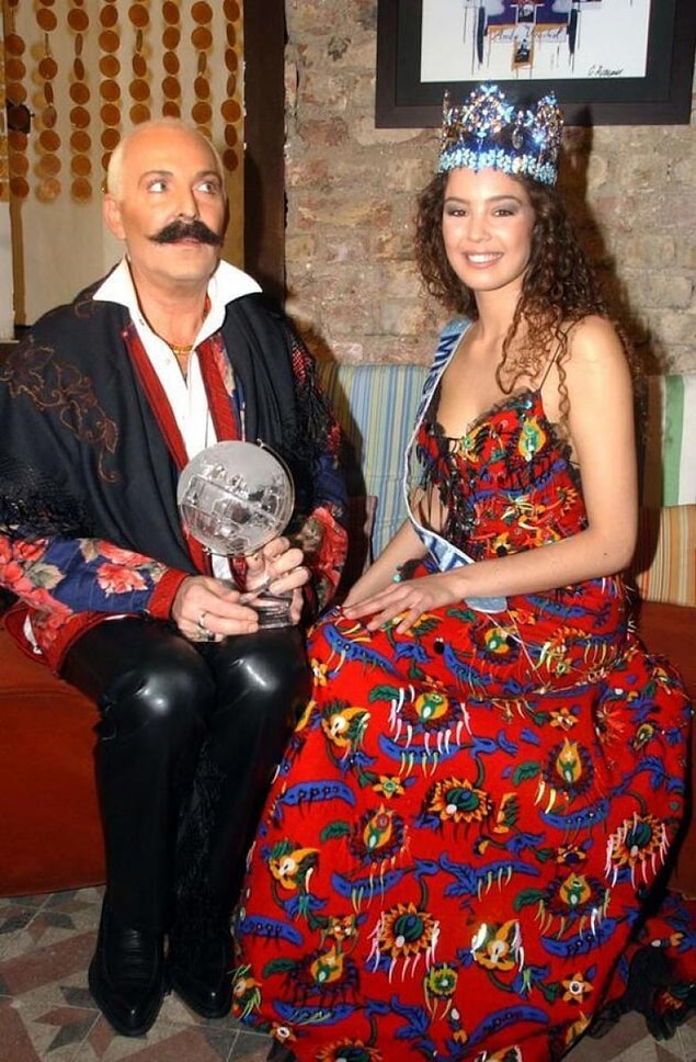Azra Akın'ı Kainat Güzeli Yapan Elbisenin Hikayesi Merak Edildi