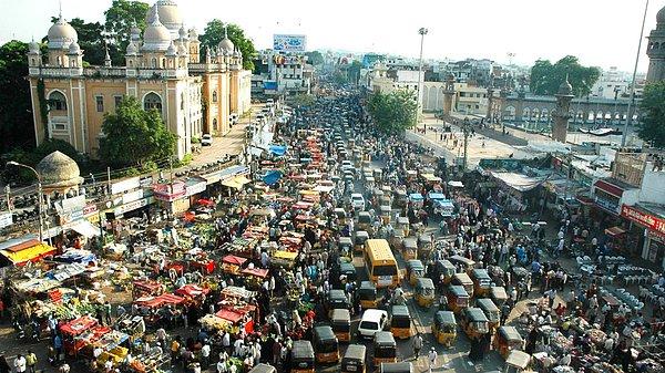 Mutlaka hepimiz televizyonlarda bir şekilde rastlamışızdır; Hindistan trafiği: ışıksız kavşaklar, arabaların, özelliklede motosikletlerin birbirinin üzerine sürdüğü  yolu kapmaya çalıştığı kaos ortamı.
