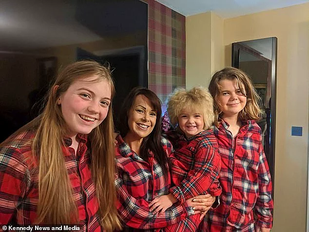 У девочки есть три сестры: 20-летняя Лора, 15-летняя Амелия и 12-летняя Хейди, ни у одной из которых нет этого синдрома.