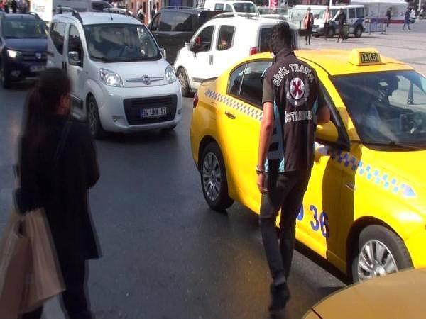Denetim noktasına birkaç metre geride durdurduğu taksiye alınmayan kadın, taksiciyi polise şikayet etti.