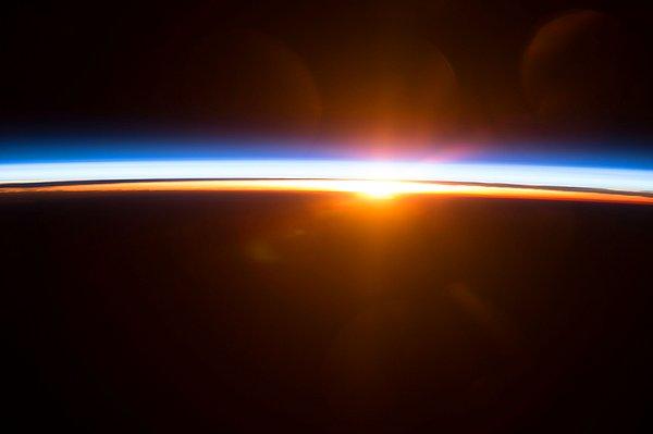 Sharman son gecesinde ise penceresindeki gölgeliği hiç kapatmaz ve uzay istasyonu 90 dakikada Dünya'nın etrafını dolaştığı için o da 90 dakikada bir Güneş'in doğuşunu izler.