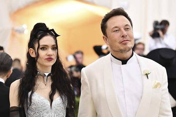 Gerçi daha önceden de iki çocuğunun annesi Grimes, Elon Musk'ın bir milyarder gibi yaşamadığını, bazen yoksulluk sınırının altında bir insan gibi davrandığını ifade etmişti.